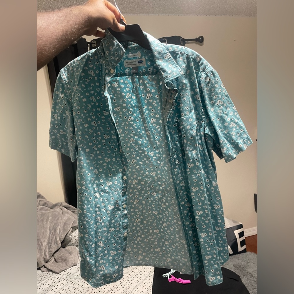 Medium slim fit old navy shirt with flower design